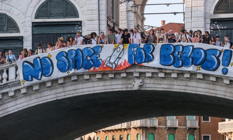 Casamento de Jeff Bezos em Veneza vira alvo de protestos contra turismo em massa: ‘Playground para ricos’