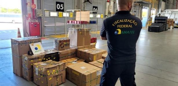 Fiscal da Anatel participa de ação contra pirataria em galpão de marketplace