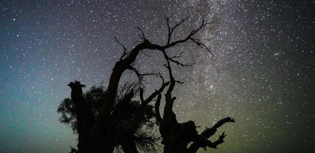 A chuva de meteoros Perseidas observada no Condado de Yiwu, Região Autônoma Uigur de Xinjiang, China