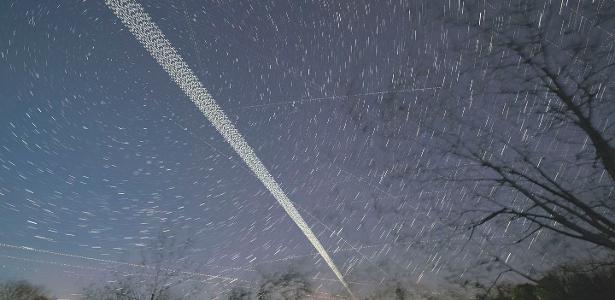 Satélites Starlink em meio às estrelas no céu da Áustria, em fotografia de múltipla exposição