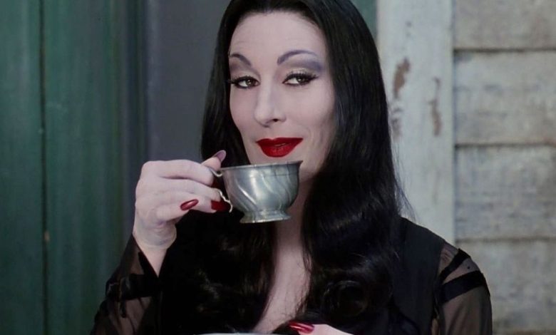 Como está Anjelica Huston, a Mortícia de A Família Addams, hoje em dia? Relembre 7 filmes com a atriz