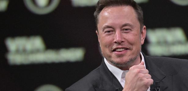 Bilionário Elon Musk discursa durante participação em feira de tecnologia em Paris (França)
