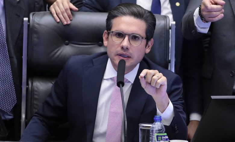 Entenda o debate na Câmara para regulamentar proteção a crianças e adolescentes nas redes sociais
