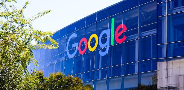 Logotipo do Google no topo do prédio-sede da empresa,em Mountain View, na Califórnia