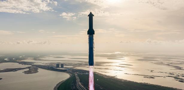 Espaçonave Starship, da SpaceX, aterrissando de base de lançamento no Texas, EUA