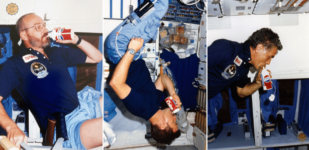 Os astronautas Loren Acton, Tony England e Karl Henize bebendo os refrigerantes durante voo espacial da Nasa