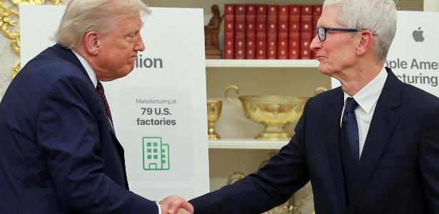 Presidente dos EUA, Donald Trump, cumprimenta Tim Cook, CEO da Apple, durante anúncio de investimento de US$ 100 bilhões da gigante da tecnologia nos EUA
