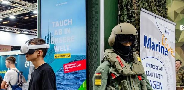 Estande da Bundeswehr permite controlar helicóptero com simulador. Forças Armadas prospectam talentos em meio à demanda por aumento do contingente