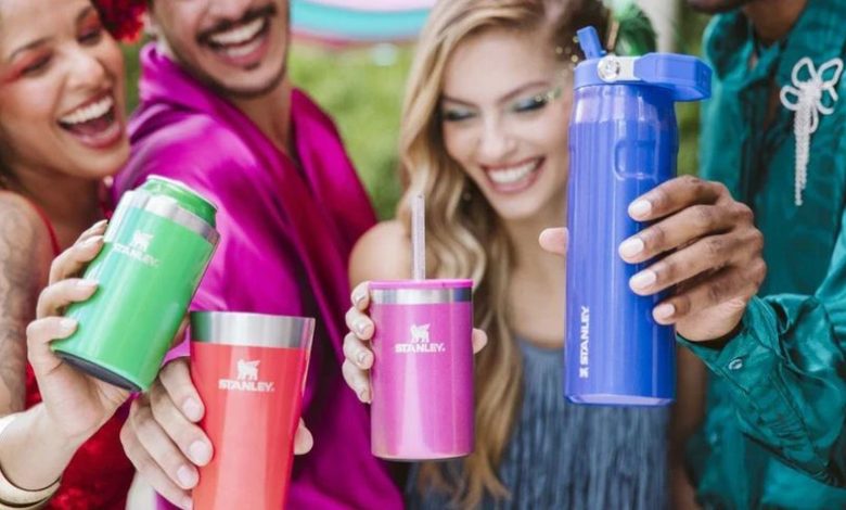 Aproveite: copo Stanley que também é cooler para latas está com 50% de desconto