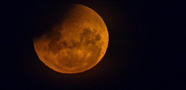 14.mar.2025 - Detalhe da Lua de Sangue em eclipse lunar observado na cidade de Canberra, na Austrália