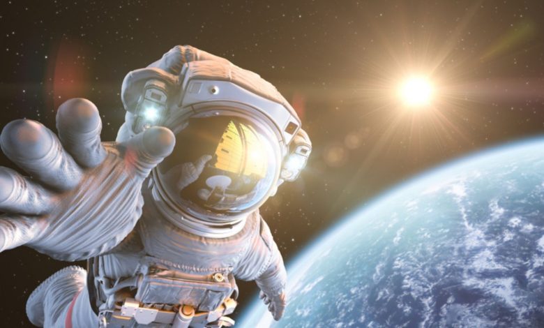 Idosa perde dinheiro ao cair em golpe online aplicado por falso astronauta