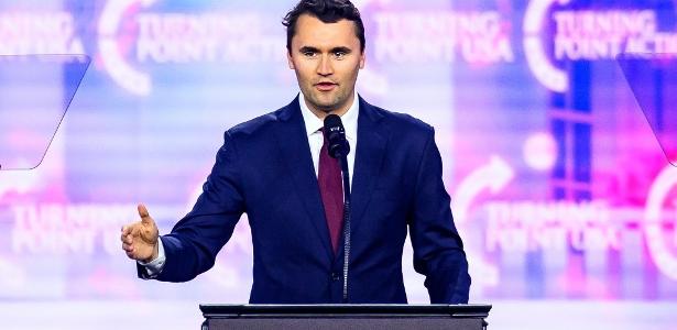 Ativista pró-Trump Charlie Kirk discursa no evento America Fest 2024 em Phoenix, no Arizona (EUA) em 22 de dezembro de 2024
