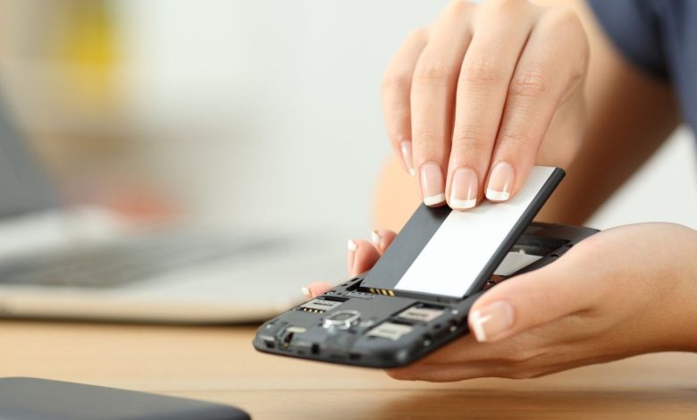 Por que celulares não têm mais baterias removíveis?