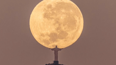 Lua cheia nos braços do Cristo Redentor