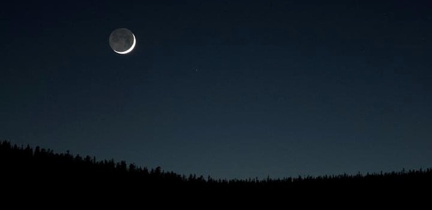 As fases da Lua acontecem de acordo com o deslocamento em sua órbita