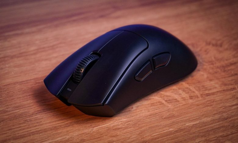 Review: Razer DeathAdder V4 Pro é leve, veloz e inviável