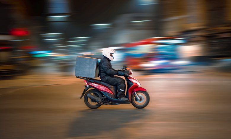 Uber, iFood e outros: estudo mostra que apps seguem sem garantir trabalho justo no Brasil