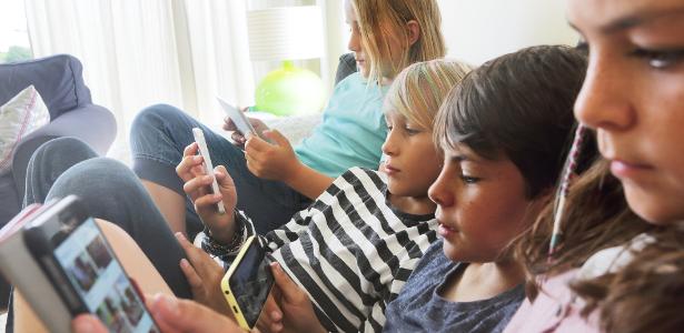 A lei proíbe o perfilamento, análise emocional e direcionamento de anúncios para crianças e adolescentes.