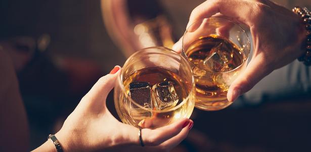 O metanol é um álcool, assim como o conhecido etanol que consumimos em bebidas alcoólicas