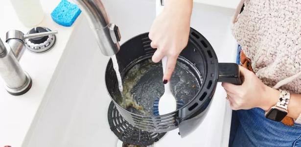 Há estratégias para limpar a air fryer de modo eficaz