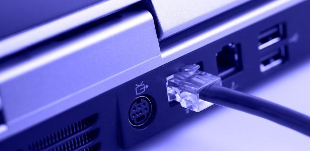 Cabo de rede banda larga conectado a um laptop