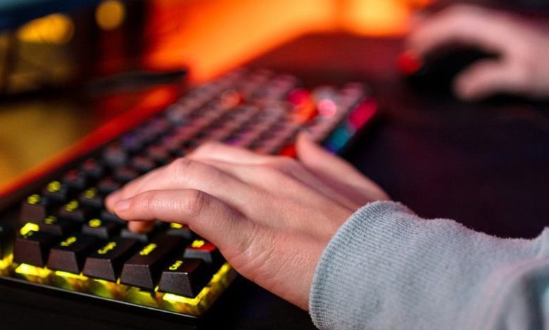 Console R36s, teclado Redragon e mais ofertas gamer na Amazon; aproveite
