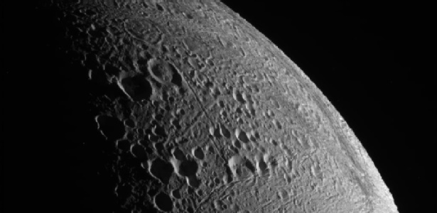 Encélado, a menor lua de Saturno
