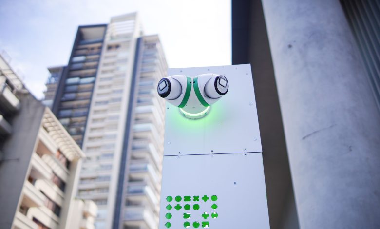 Torres com câmeras se espalham por cidades, monitoram pessoas sem regras claras e preocupam especialistas
