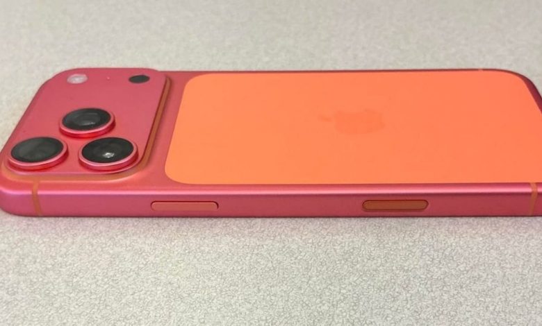 iPhone 17 Pro laranja surpreende: ele está ficando rosa após semanas de uso