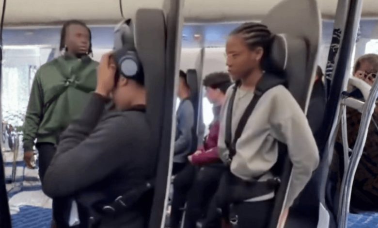 Assentos de avião para “voos em pé” causam polêmica nas redes
