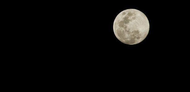 30.ago.2012 - Lua vista no céu de São Paulo