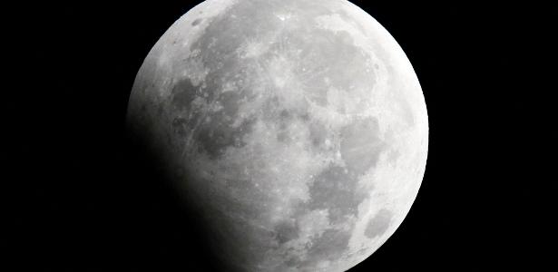 21.fev.2022 - Lua vista durante eclipse parcial em Xangai