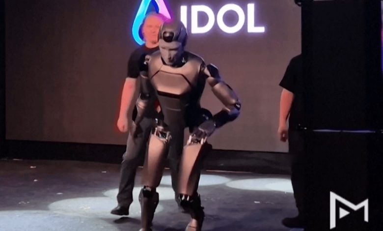Robô humanoide da Rússia leva tombo e cai de cara ao ser apresentado; veja VÍDEO