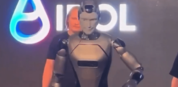 Robô humanoide da Rússia leva tombo durante apresentação em Moscou