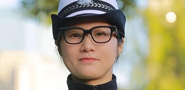 Agente de trânsito de Changsha, na China, com óculos alimentado por IA