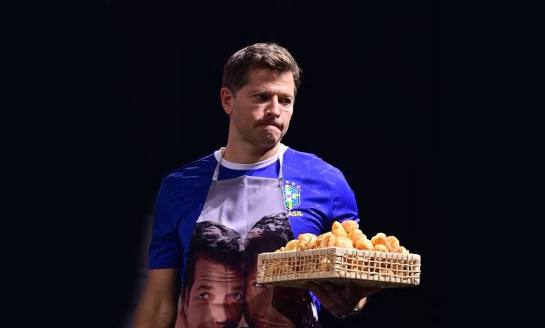 Misha Collins, de Supernatural, distribui pão de queijo e critica Trump na CCXP 2025