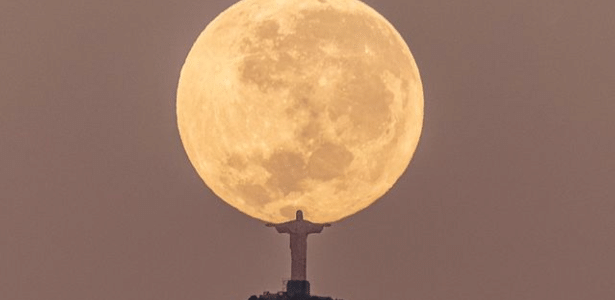 Lua cheia nos braços do Cristo Redentor