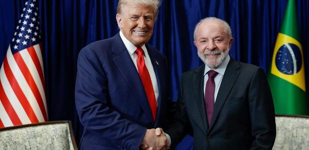 Lula e Donald Trump se cumprimentam na Malásia