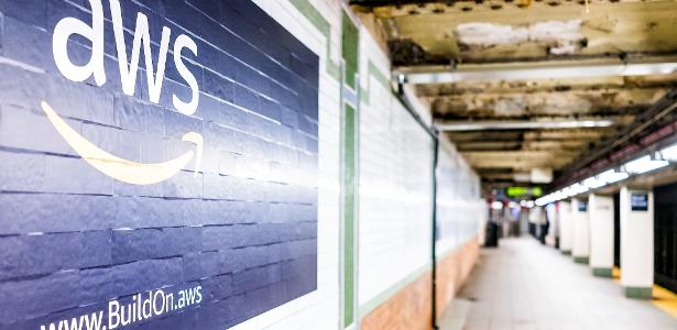 Propaganda da AWS em Nova York; AWS é o serviço de nuvem da Amazon