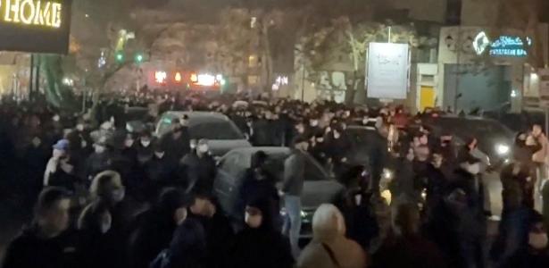 8.jan.2026 - Pessoas participam de protesto contra o governo em Teerã, no Irã