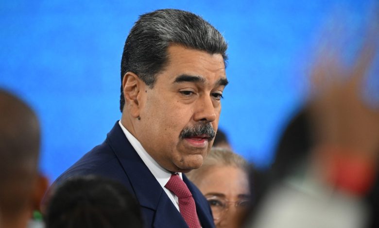 É #FAKE que foto mostre Maduro escoltado por agentes dos EUA após captura; imagem foi criada com inteligência artificial