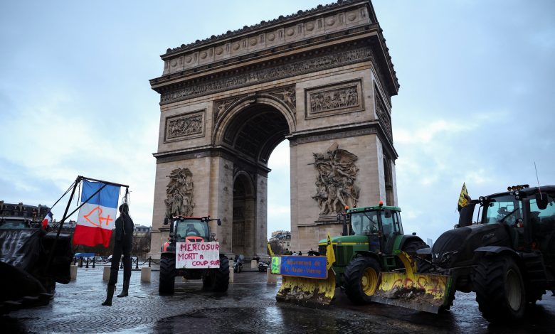 É #FAKE vídeo de caminhões e tratores bloqueando via em Paris durante 'paralisação' de agricultores; cena foi criada com IA