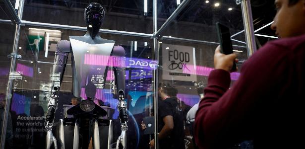 Robô Optimus da Tesla exibido em salão do automóvel de Paris em 2024