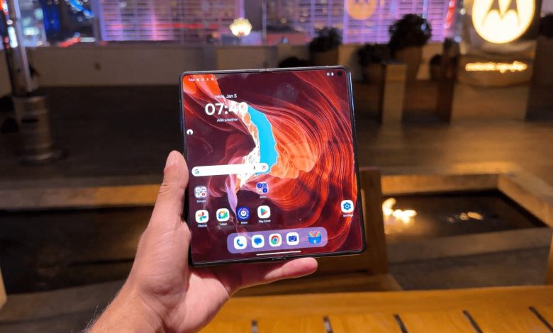 Motorola Razr Fold é anunciado para brigar com Galaxy Z Fold 7