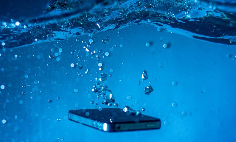 Nada de arroz: saiba o que fazer se o celular cair na água