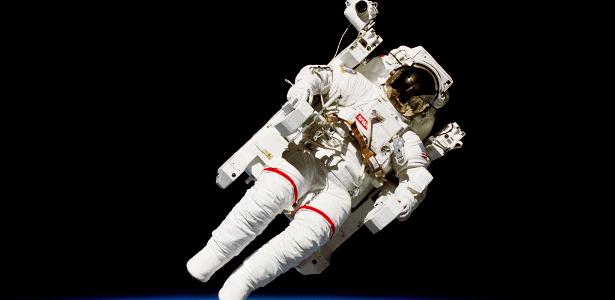 Astronauta Bruce McCandless 2º fez caminhda espacial em 1984; problema de saúde impediu procedimento na Estação Espacial Internacional