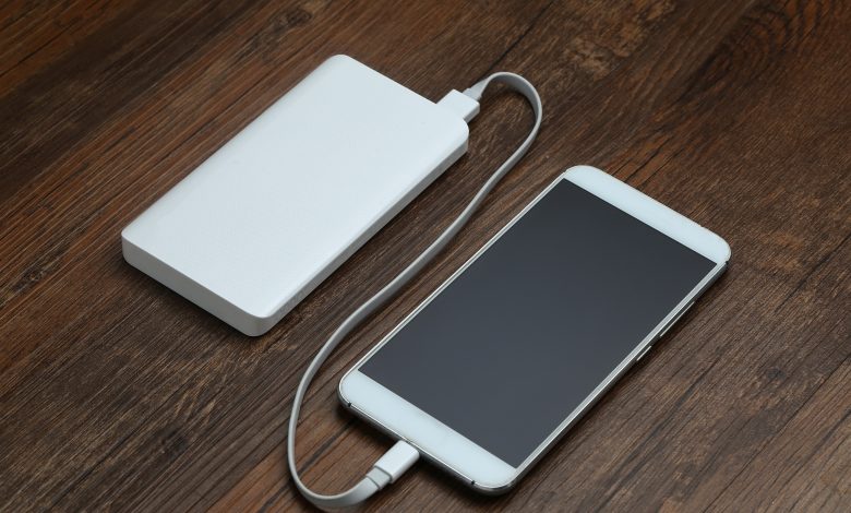 Powerbank explode em voo e levanta alerta: veja regras e riscos