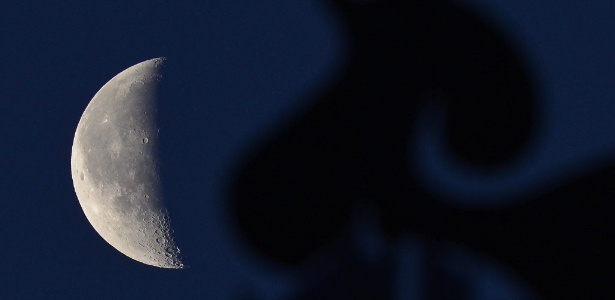 12.mai.2015 - Lua minguante ilumina o céu de Debrecen, a leste de Budapeste, na Hungria
