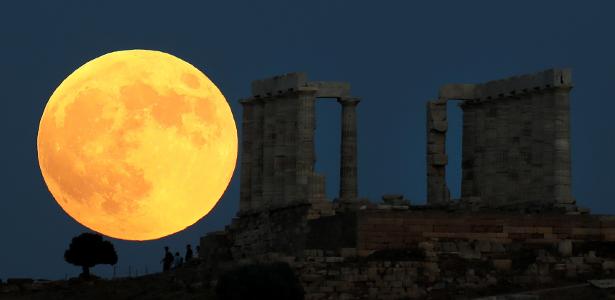 27.jul.18 - Lua cheia surge atrás do templo de Poseidon, em Cape Sounion, próximo de Atenas