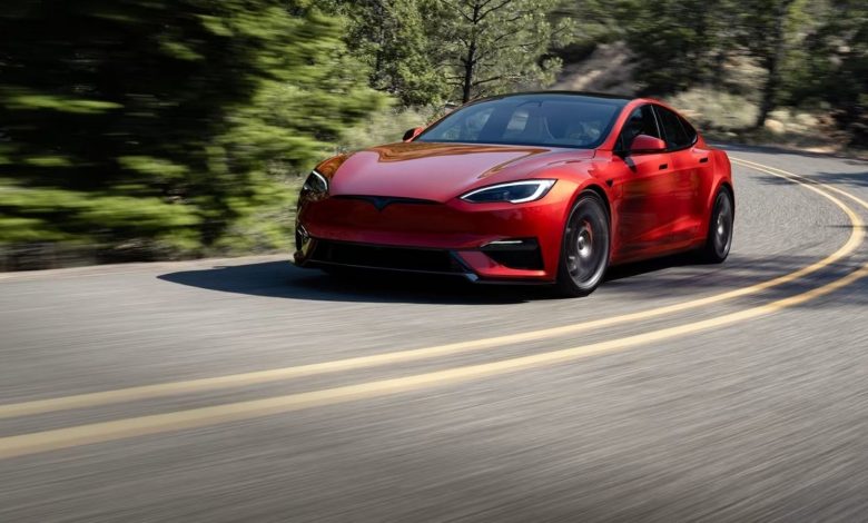 Tesla vai descontinuar 2 modelos de carros para fabricar robôs humanóides
